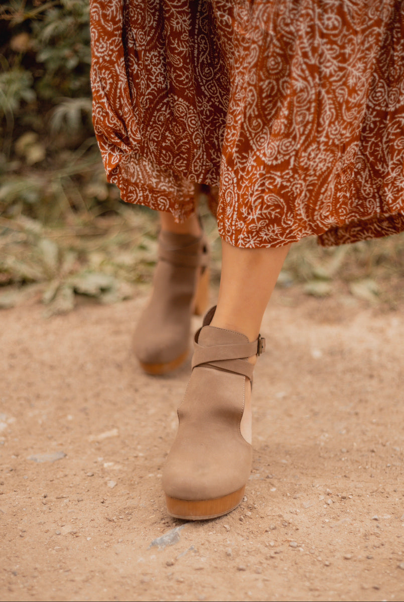 The Cedar Clogs – Diamond H Boutique